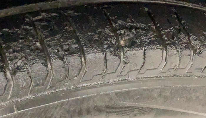 2021 Hyundai NEW I20 SPORTZ 1.2 MT, Petrol, Manual, 33,437 km, Left front tyre - Minor crack
