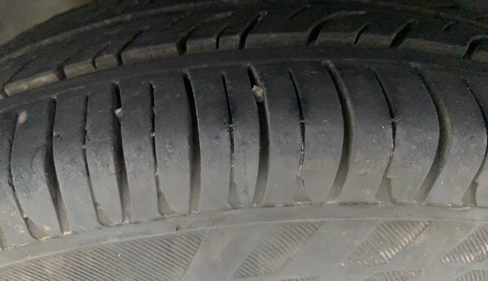2015 Maruti Alto 800 LXI, Petrol, Manual, 60,446 km, Left Front Tyre Tread