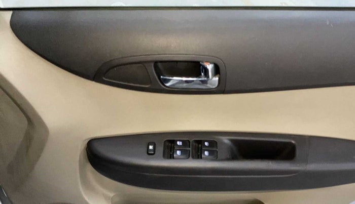 2013 Hyundai i20 MAGNA 1.2, Petrol, Manual, 32,553 km, Driver Side Door Panels Control