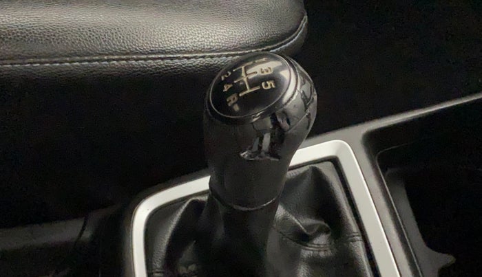 2018 Maruti Swift ZXI, Petrol, Manual, 42,291 km, Gear lever - Knob has minor damage