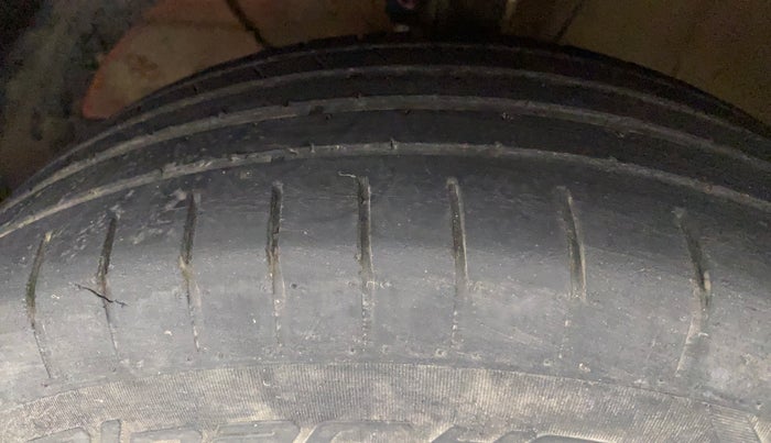 2018 Maruti Swift ZXI, Petrol, Manual, 42,291 km, Left Front Tyre Tread