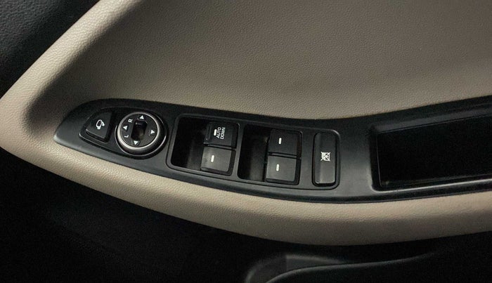 2015 Hyundai Elite i20 SPORTZ 1.2, Petrol, Manual, 83,678 km, Right front window switch / handle - Minor damage