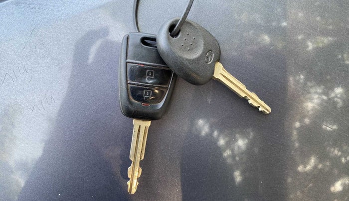 2015 Hyundai Grand i10 SPORTZ 1.2 KAPPA VTVT, CNG, Manual, 82,601 km, Lock system - Remote key not working