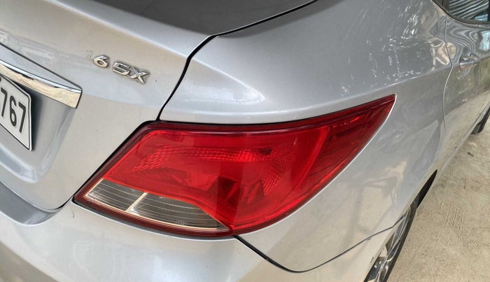 2017 Hyundai Verna 1.6 VTVT SX, Petrol, Manual, 33,353 km, Right tail light - Minor damage