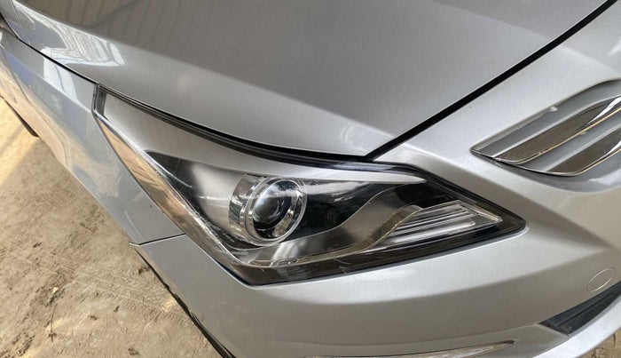 2017 Hyundai Verna 1.6 VTVT SX, Petrol, Manual, 33,353 km, Right headlight - Headlight parking bulb fused