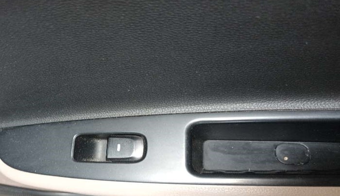 2015 Hyundai Xcent S 1.2, Petrol, Manual, 70,021 km, Right rear window switch / handle - Minor damage