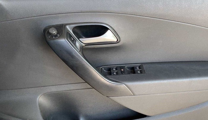 2016 Volkswagen Polo COMFORTLINE 1.2L, Petrol, Manual, 87,125 km, Driver Side Door Panels Control