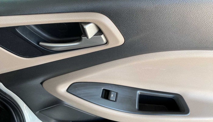 2015 Hyundai Elite i20 MAGNA 1.2, CNG, Manual, 59,786 km, Right rear window switch / handle - Minor damage
