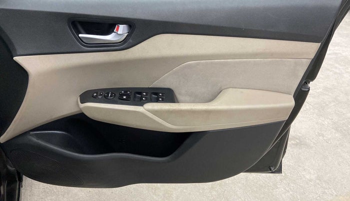 2017 Hyundai Verna 1.6 VTVT SX, Petrol, Manual, 79,384 km, Driver Side Door Panels Control