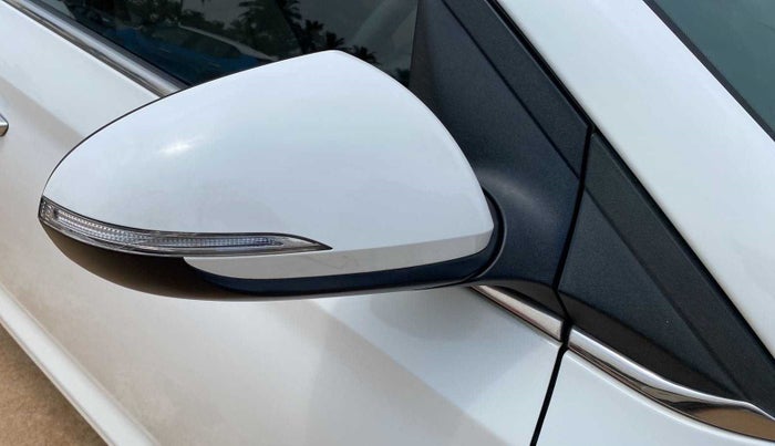 2019 Hyundai Verna 1.6 VTVT SX (O) AT, Petrol, Automatic, 49,820 km, Right rear-view mirror - Indicator light has minor damage