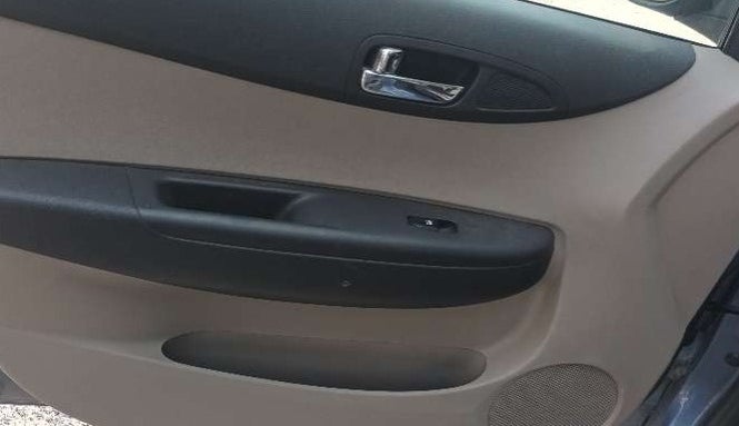 2013 Hyundai i20 MAGNA 1.4 CRDI, Diesel, Manual, 92,145 km, Left front window switch / handle - Minor damage