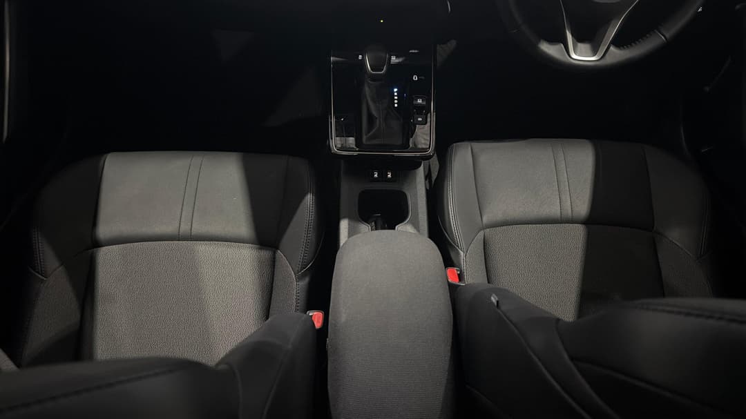 2025 Toyota Corolla Cross Gxl 2WD Hybrid, Automatic, 30395 km, Center Console