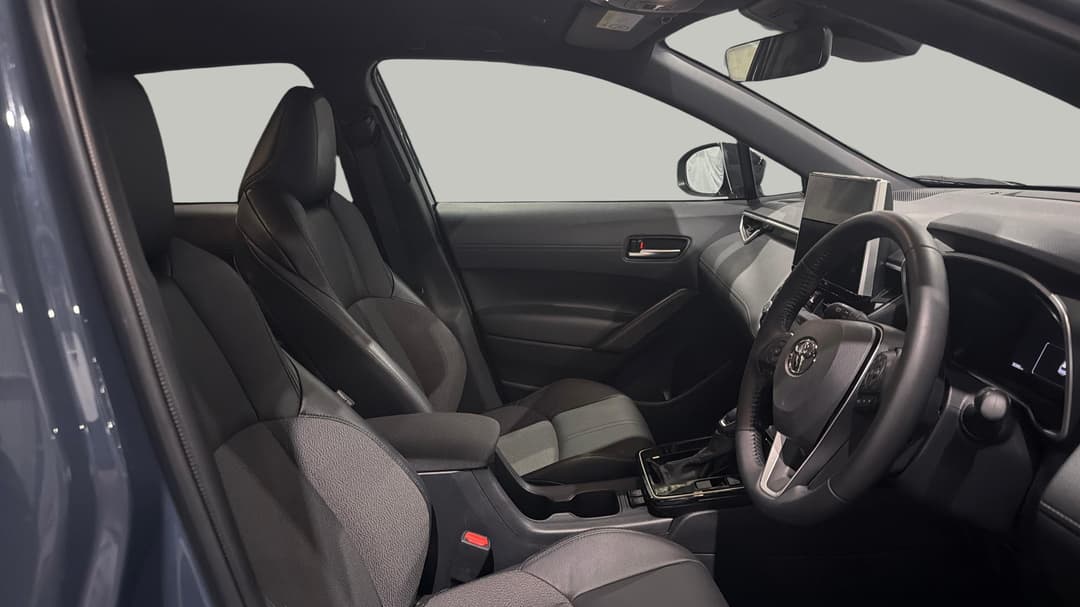 2025 Toyota Corolla Cross Gxl 2WD Hybrid, Automatic, 30395 km, Right Side Front Door Cabin View