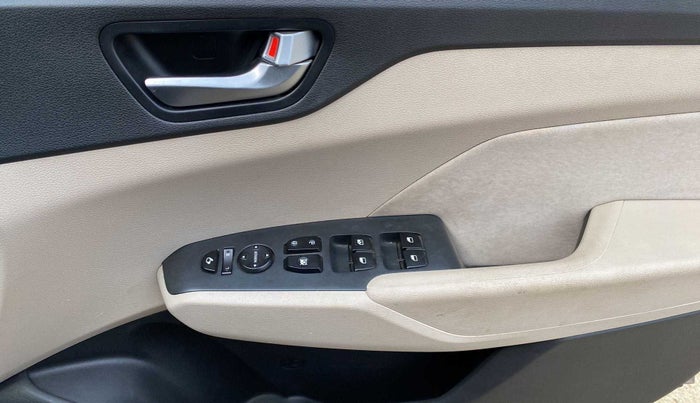 2018 Hyundai Verna 1.6 VTVT SX, Petrol, Manual, 60,087 km, Driver Side Door Panels Control