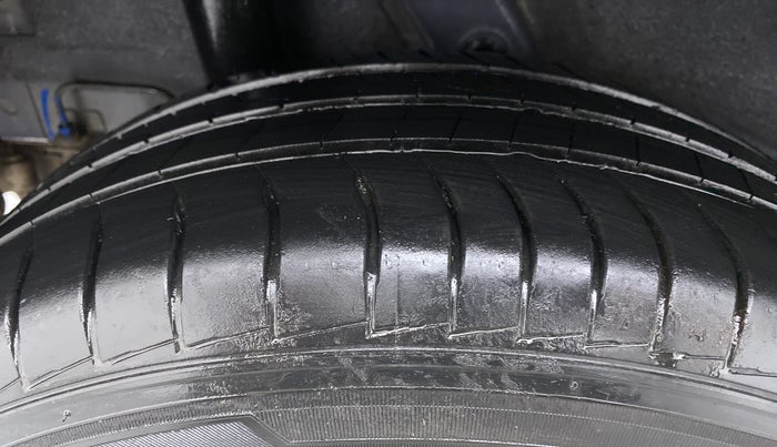 2020 Hyundai VENUE S 1.2, Petrol, Manual, 16,453 km, Right Rear Tyre Tread