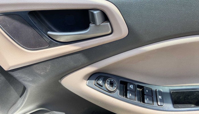 2017 Hyundai Elite i20 SPORTZ 1.2, Petrol, Manual, 75,909 km, Driver Side Door Panels Control