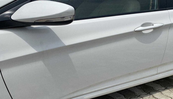 2017 Hyundai Verna 1.6 VTVT SX, Petrol, Manual, 29,279 km, Front passenger door - Minor scratches