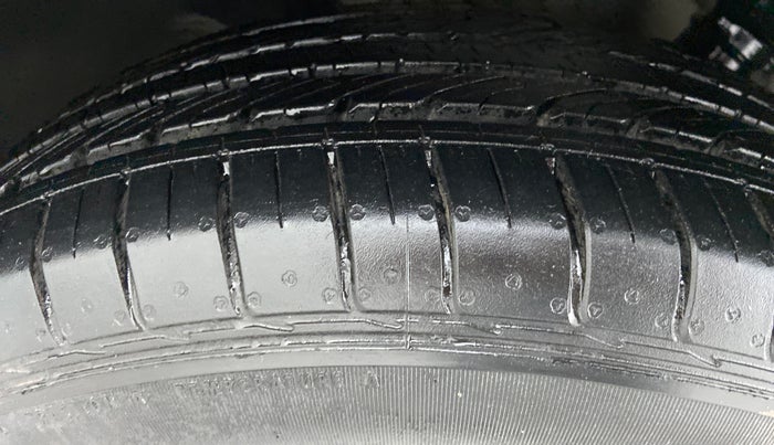 2015 Hyundai Creta 1.6 S, Petrol, Manual, Left Front Tyre Tread