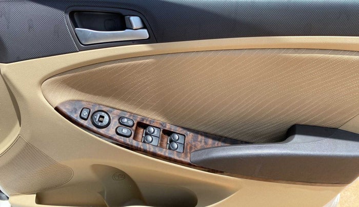 2015 Hyundai Verna FLUIDIC 4S 1.6 VTVT S(O), Petrol, Manual, 25,727 km, Driver Side Door Panels Control