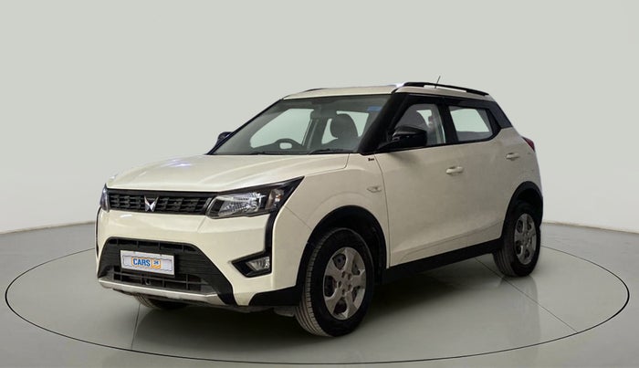 2023 Mahindra XUV300 W6 1.2 PETROL, Petrol, Manual, 20,393 km, Left Front Diagonal