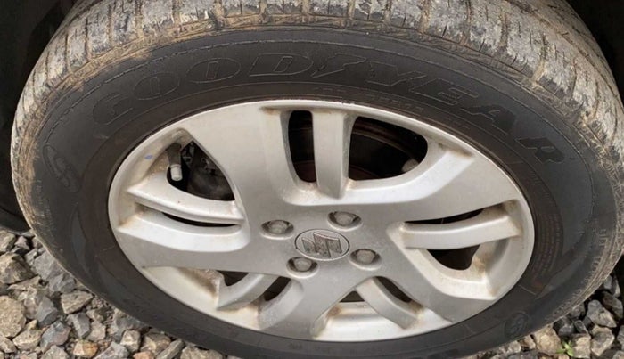 2015 Maruti Swift Dzire ZXI, Petrol, Manual, 65,005 km, Left front tyre - Minor crack