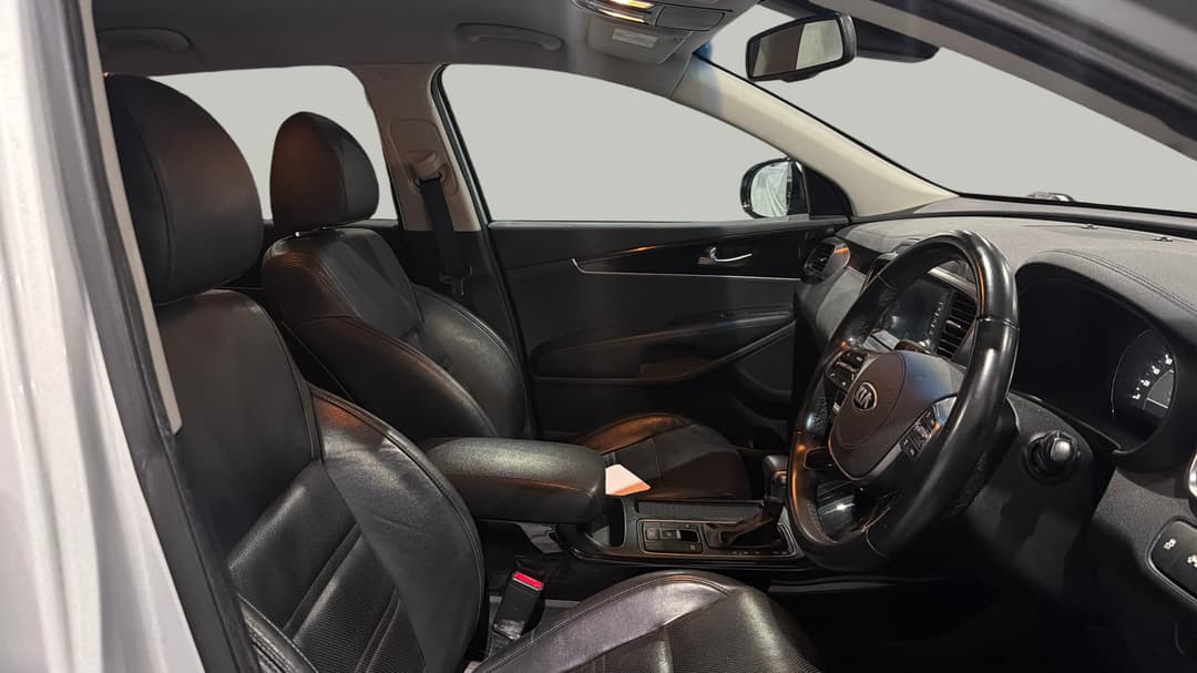 2019 Kia Sorento Sli (4x2), Automatic, 162978 km, Right Side Front Door Cabin View