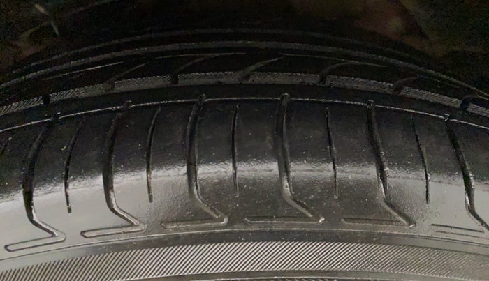 2020 Mahindra XUV300 W8 (O) 1.5 DIESEL, Diesel, Manual, 71,834 km, Left Front Tyre Tread