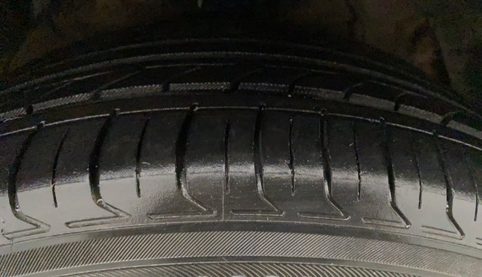 2020 Mahindra XUV300 W8 (O) 1.5 DIESEL, Diesel, Manual, 71,834 km, Right Front Tyre Tread
