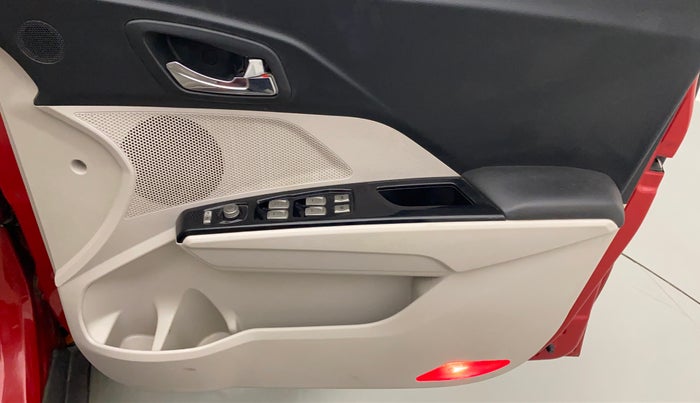 2020 Mahindra XUV300 W8 (O) 1.5 DIESEL, Diesel, Manual, 71,834 km, Driver Side Door Panels Control
