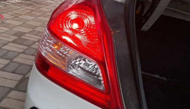 2016 Maruti Swift Dzire ZXI, Petrol, Manual, 51,221 km, Left tail light - Minor scratches