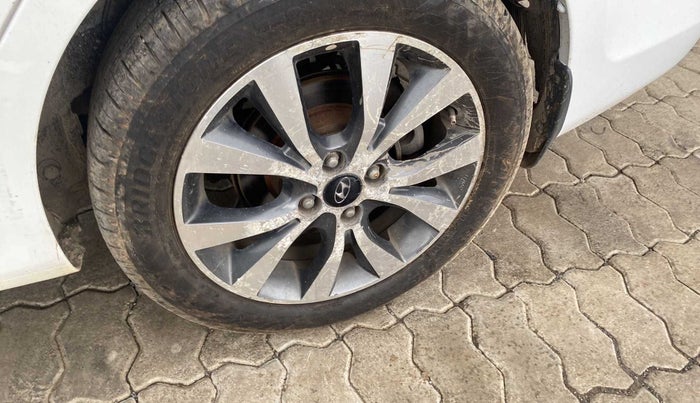 2014 Hyundai Verna FLUIDIC 1.6 VTVT SX, Petrol, Manual, 63,452 km, Left rear tyre - Minor scratches