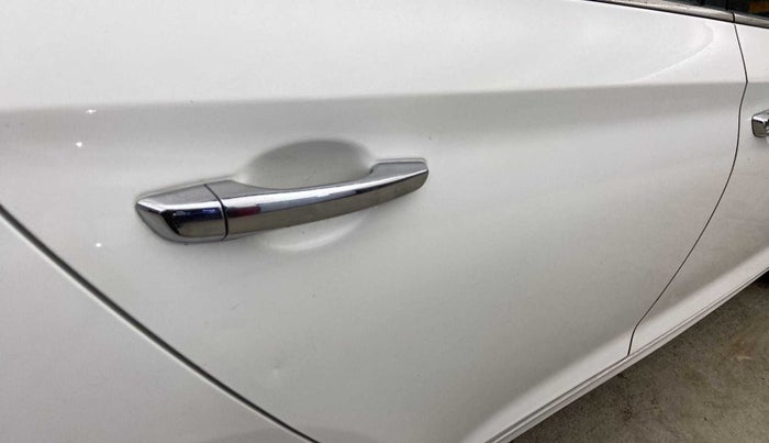 2019 Hyundai Verna 1.6 VTVT SX, Petrol, Manual, 55,921 km, Right rear door - Slightly dented