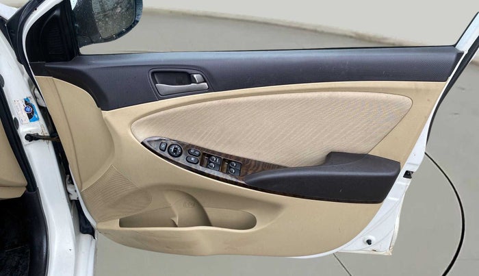 2016 Hyundai Verna 1.6 VTVT SX, Petrol, Manual, 95,034 km, Driver Side Door Panels Control