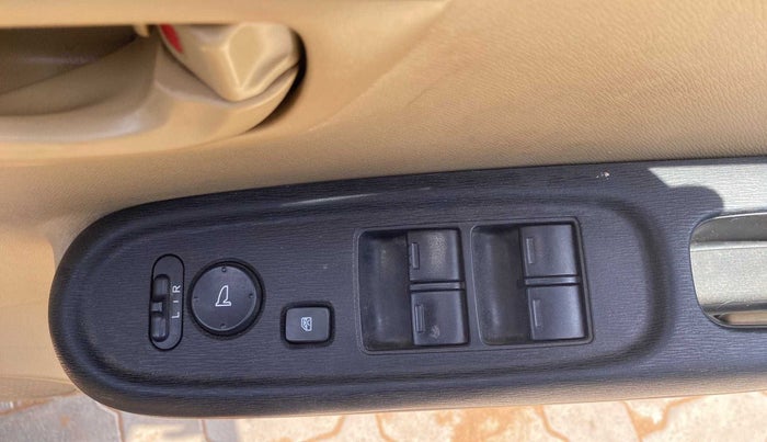 2015 Honda Amaze 1.2L I-VTEC S, Petrol, Manual, 49,289 km, Right front window switch / handle - Master window function not working
