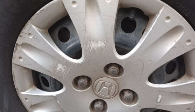 2015 Honda Amaze 1.2L I-VTEC S, Petrol, Manual, 49,289 km, Left front tyre - Minor crack