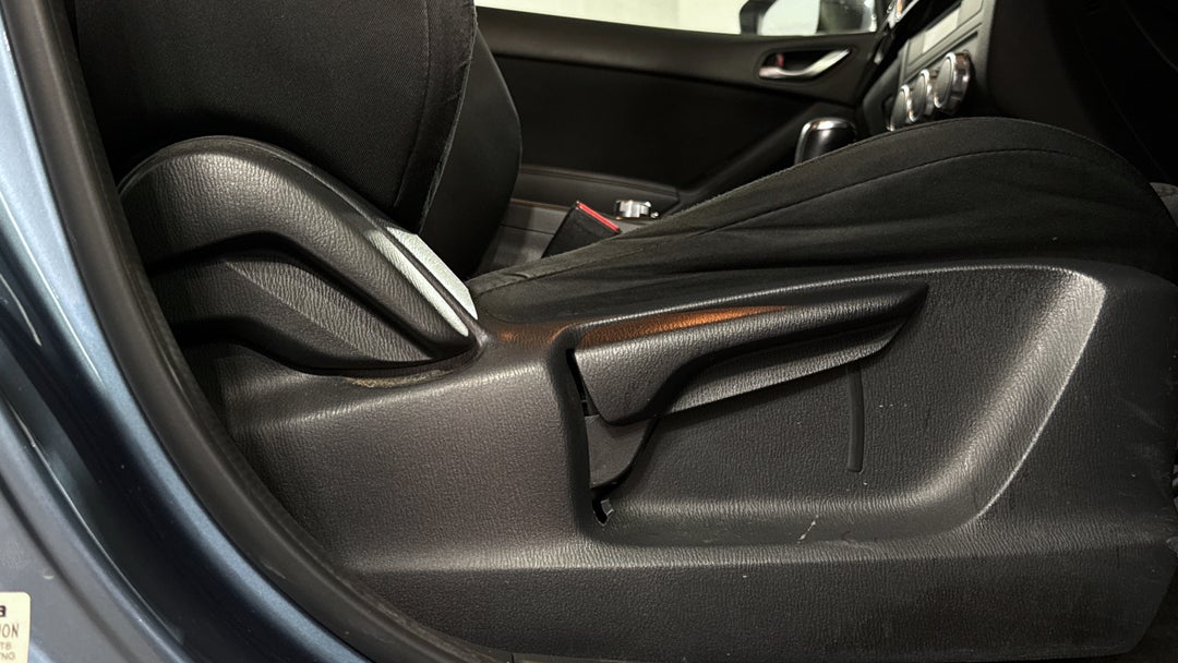 2015 Mazda CX-5 Maxx (4x2), Automatic, 132462 km, Drivers Side Adjustment Panel