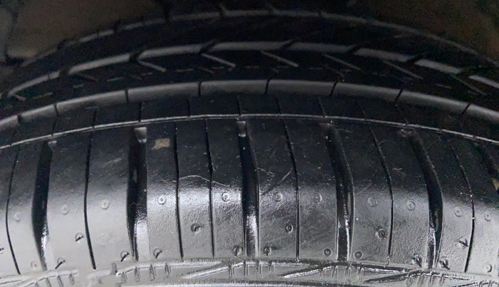 2017 Maruti Baleno DELTA 1.2 K12, CNG, Manual, 60,665 km, Left Front Tyre Tread