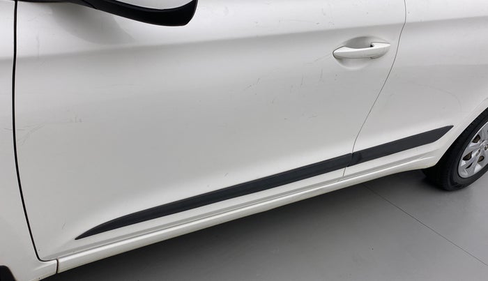 2018 Hyundai Elite i20 MAGNA EXECUTIVE 1.2, CNG, Manual, 1,06,802 km, Front passenger door - Minor scratches
