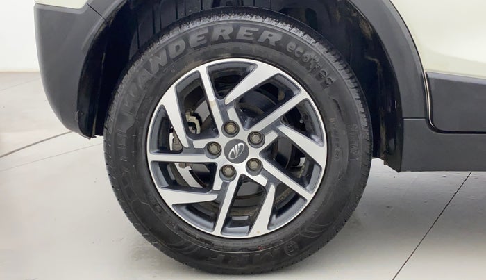 2022 Mahindra XUV 3OO W8 (O) 1.5 DIESEL, Diesel, Manual, 11,220 km, Right Rear Wheel
