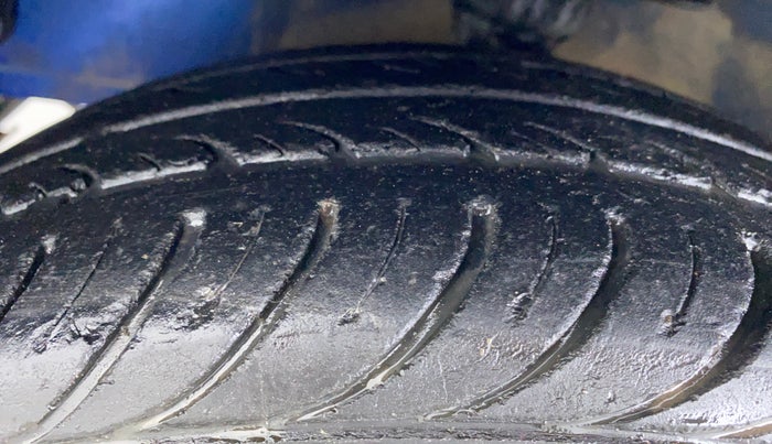 2013 Hyundai Eon MAGNA PLUS, Petrol, Manual, 28,657 km, Left Front Tyre Tread