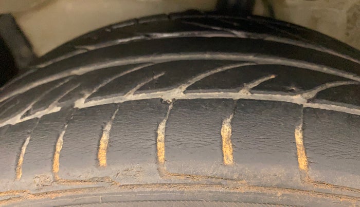 2011 Maruti Ritz VXI, Petrol, Manual, 57,439 km, Left Front Tyre Tread