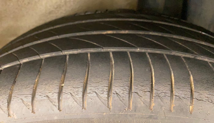 2011 Maruti Ritz VXI, Petrol, Manual, 57,439 km, Left Rear Tyre Tread