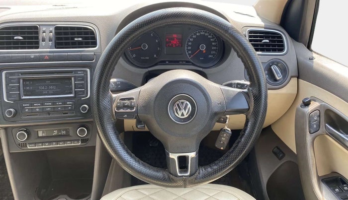 2014 Volkswagen Vento HIGHLINE 1.6 MPI, Petrol, Manual, 94,606 km, Steering Wheel Close Up