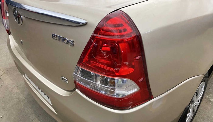 2012 Toyota Etios G, Petrol, Manual, 1,08,059 km, Right tail light - Not functional