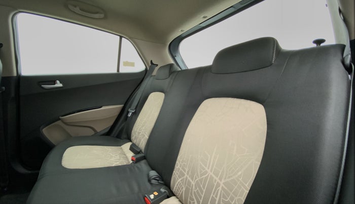 2017 Hyundai Grand i10 SPORTZ O 1.2, Petrol, Manual, 31,976 km, Right Side Rear Door Cabin
