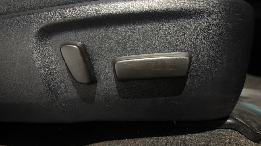 2022 Toyota Hilux Sr5 (4x4), Automatic, 65017 km, Drivers Side Adjustment Panel
