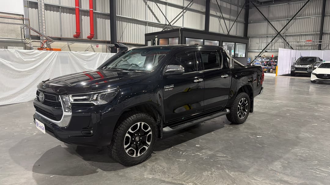 2022 Toyota Hilux Sr5 (4x4), Automatic, 65017 km, Left Front Diagonal (45- Degree) View