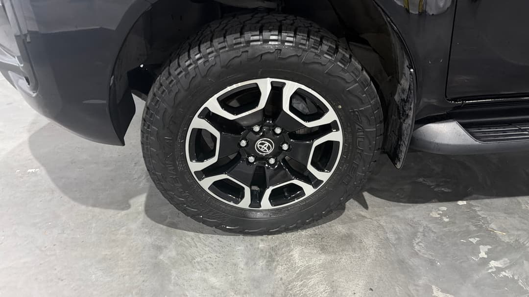 2022 Toyota Hilux Sr5 (4x4), Automatic, 65017 km, Left Front Wheel