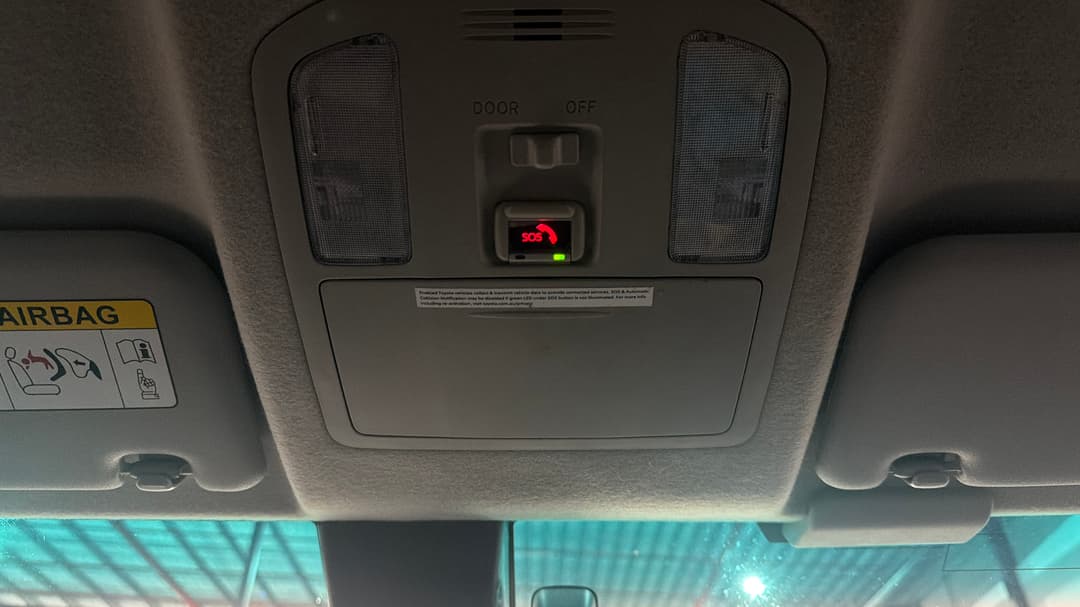 2022 Toyota Hilux Sr5 (4x4), Automatic, 65017 km, On-Roof Controls/Sunglass holder
