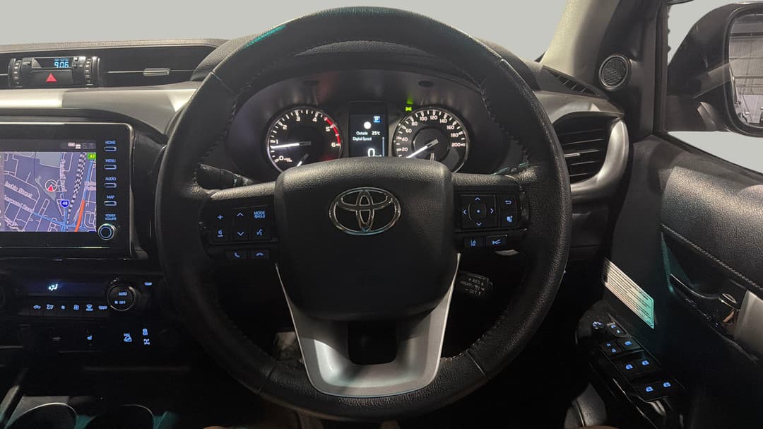 2022 Toyota Hilux Sr5 (4x4), Automatic, 65017 km, Steering Wheel Close-up